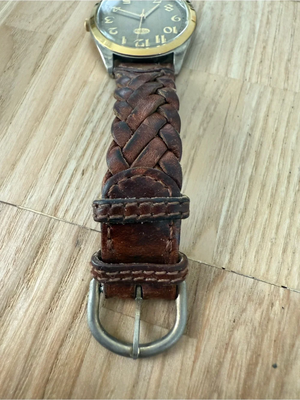 Vintage 90s Guess men’s gold tone brown leather watch NEW BATTERY